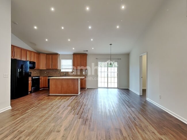 Building Photo - 135 Crescent Creek Ct