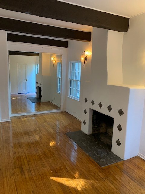 ¡Maravillosamente encantador, con sala de estar, chimenea y pisos de madera noble! - 365 Beloit Ave