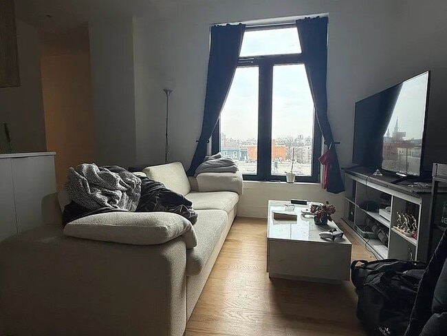 Foto del edificio - 75 McGuinness Blvd