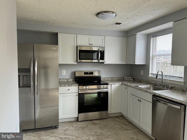 Building Photo - 15112 Arum Pl