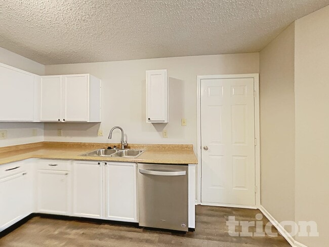 Building Photo - 773 Fern St