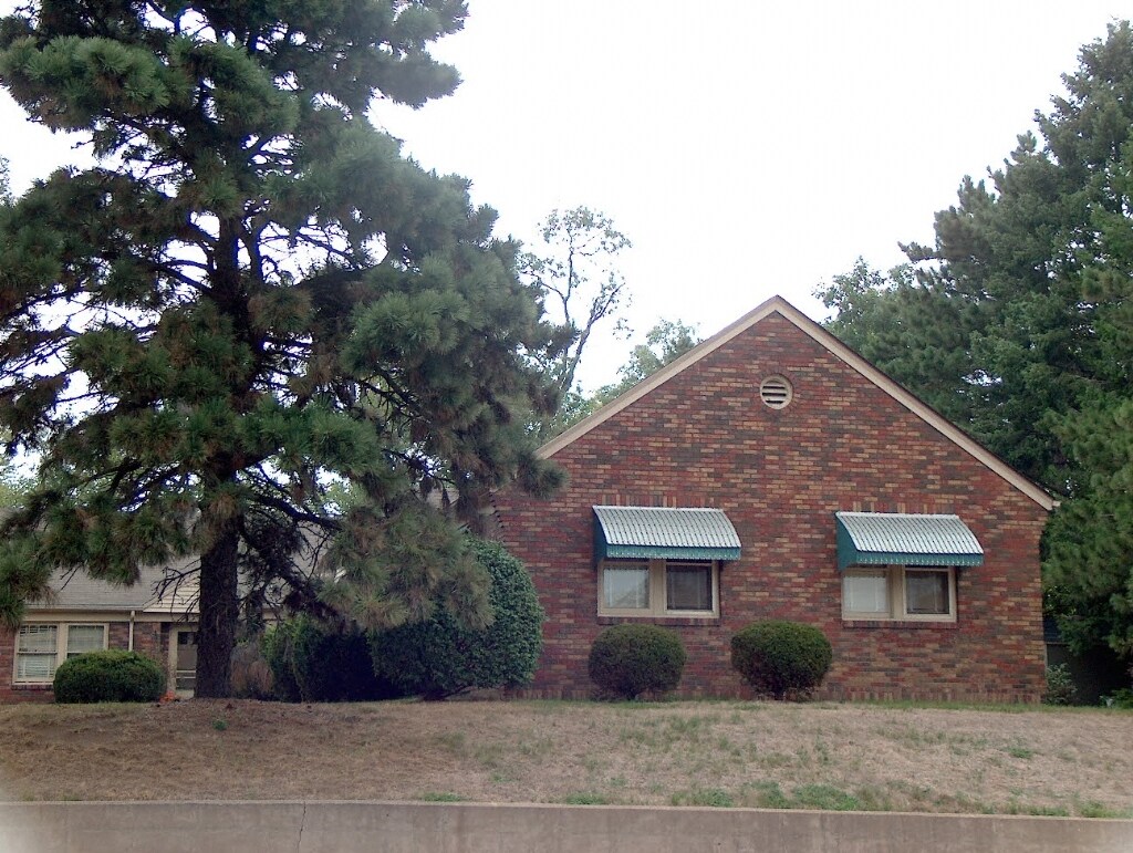 Primary Photo - 1728 E Locust St