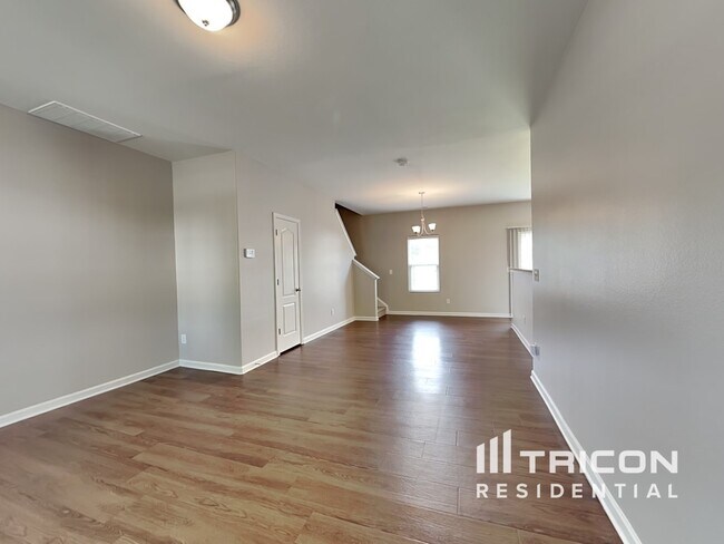 Foto del edificio - 1348 Waylon Ave
