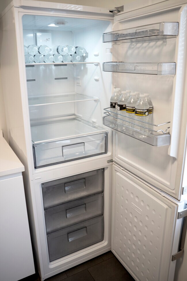 Refrigerador - 699 N 5th St