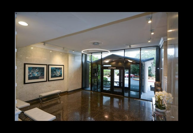 Building Photo - 3060 Pharr Court North NW