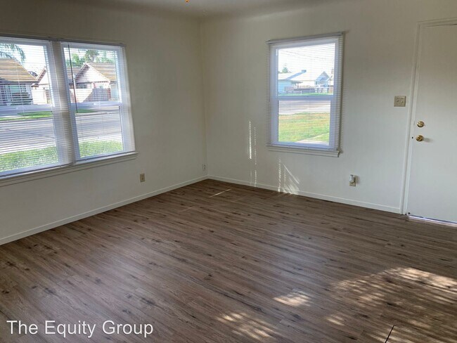 Building Photo - 700-710 E Tulare Ave