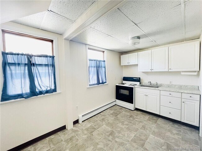 Building Photo - 425 Montauk Ave