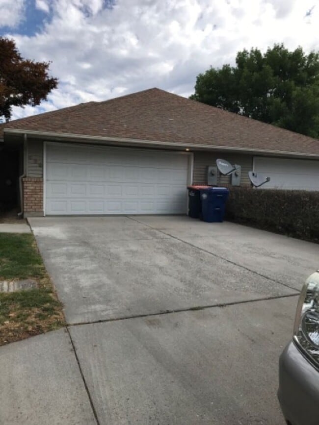 Building Photo - 238 Crestview Dr