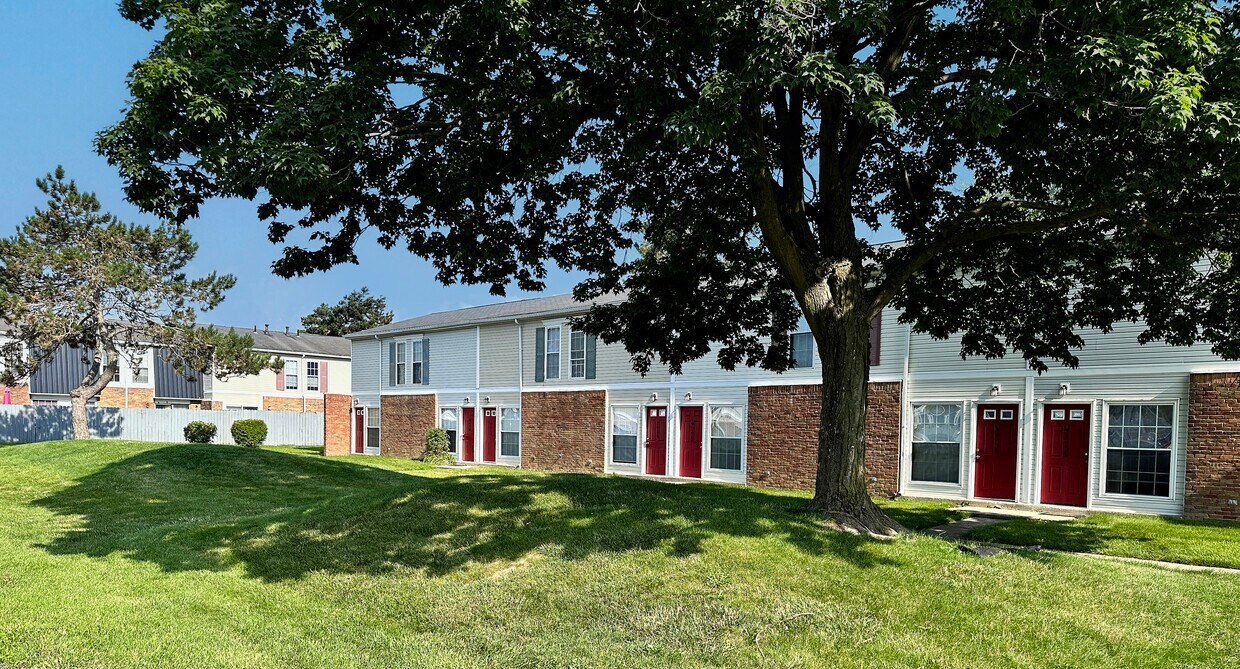 Ashton Pines Apartments & Townhomes Apartments in Columbus, OH