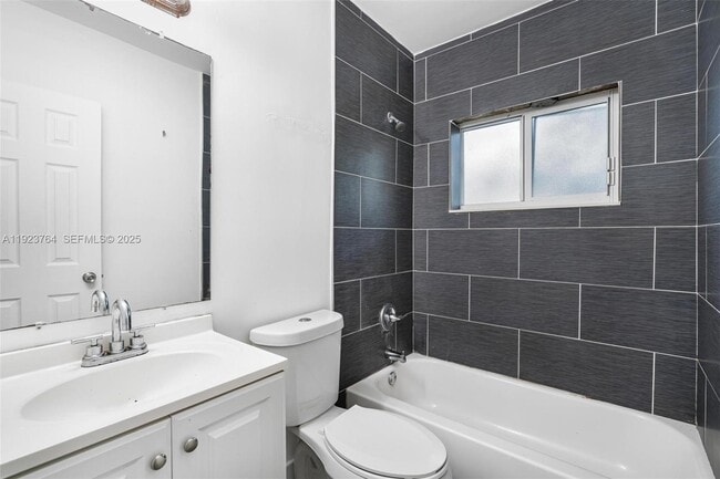 Foto del edificio - 730 NE 128th St