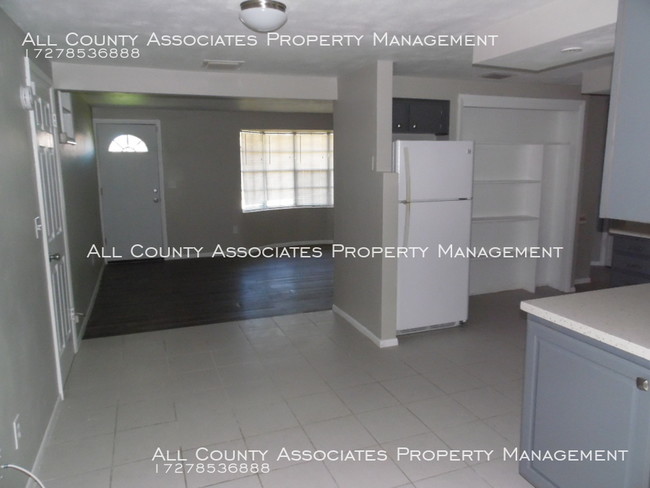 Building Photo - 3540 Kingsbury Dr