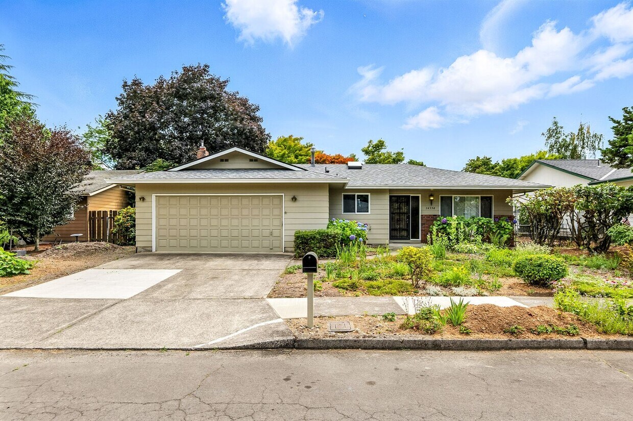Foto principal - Refreshed 3 Bedroom Ranch In NE Portland