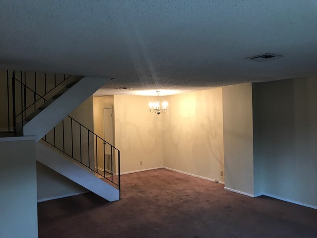 Building Photo - 52 Colonial Dr