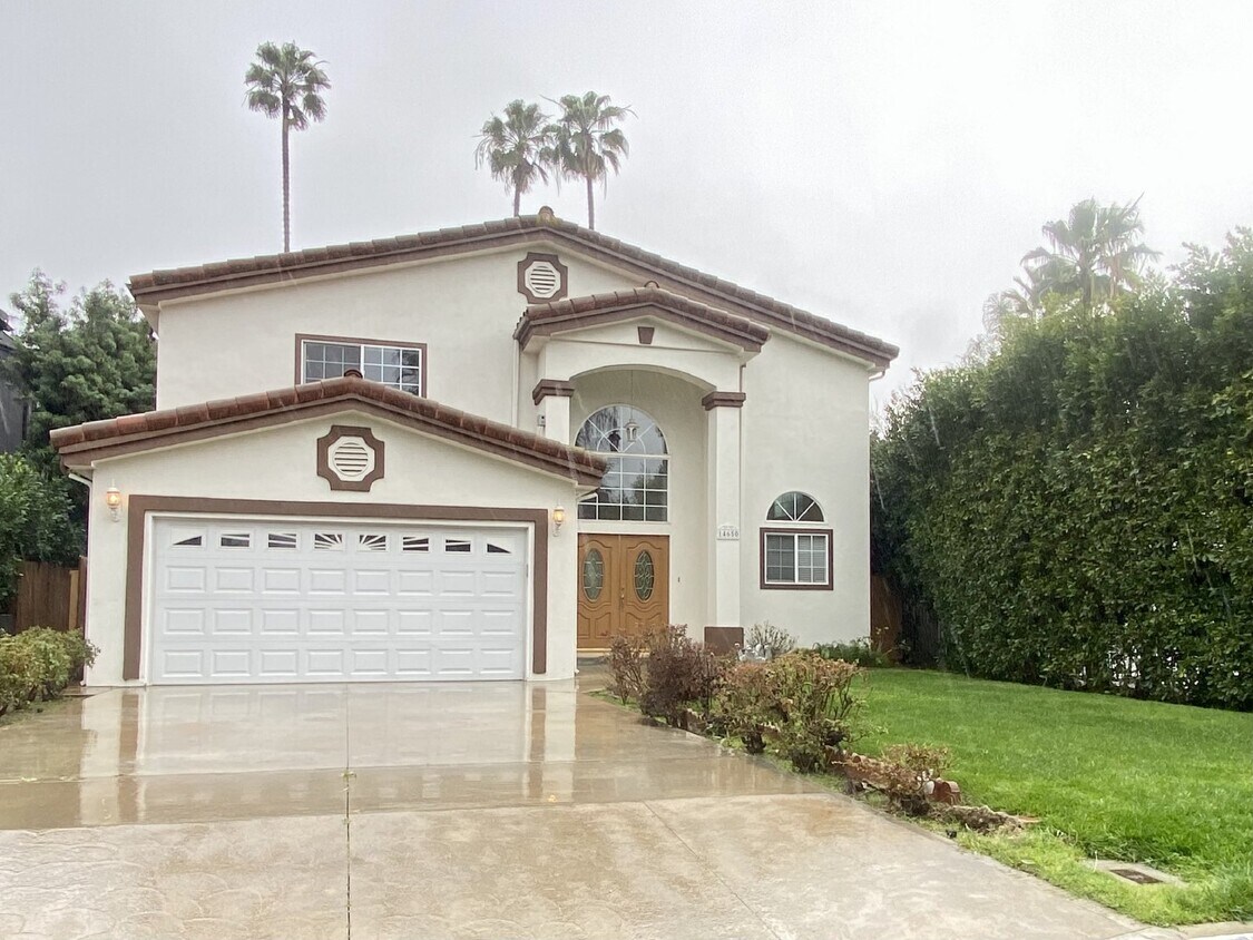 Primary Photo - Bright and Spacious 4-Bed +3-Bath Gem in P...