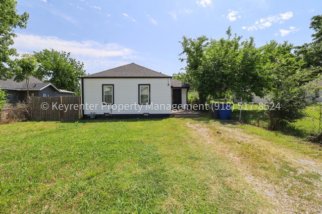 Building Photo - Beautifully Redone 2 Bedroom House! Available for a 5/1 Move In!!! *Updated Photos to Come*