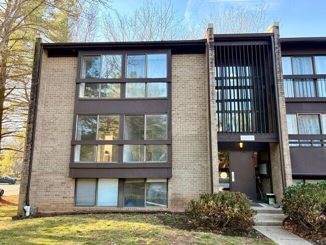 Entrada principal al edificio - 11557 Rolling Green Ct