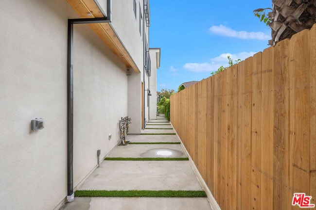 Building Photo - 726 Robinson St