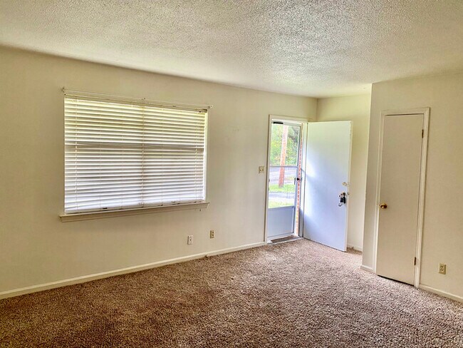 Building Photo - 2Bed/1Bath Duplex Off Bonny Oaks