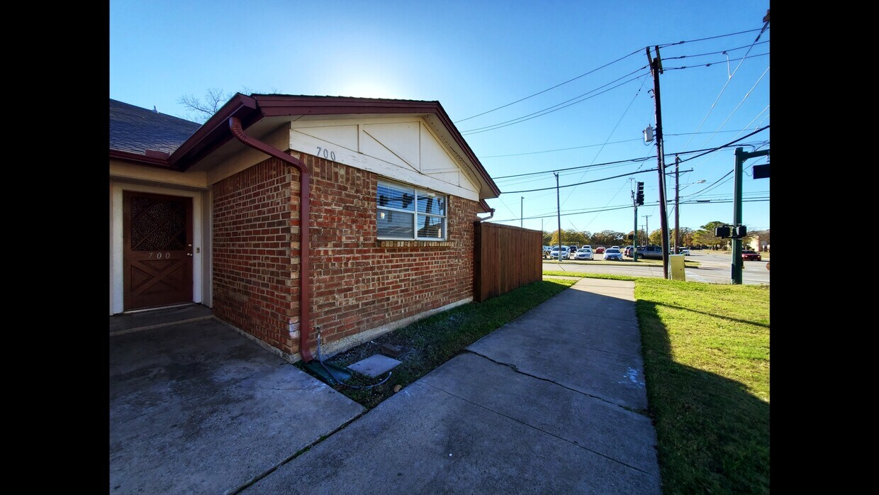 Primary Photo - 700 E Pecan St