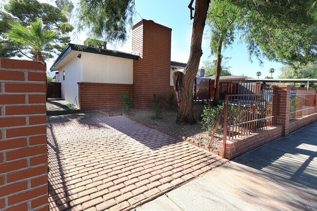Foto del edificio - Single Story, Private Pool near the Art District
