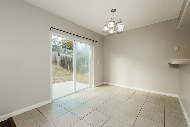 Building Photo - 318 Regal Park Dr