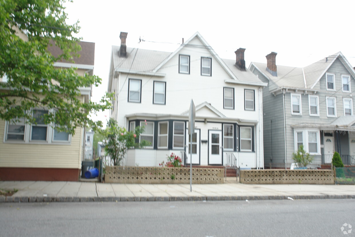 Primary Photo - 98 Washington St