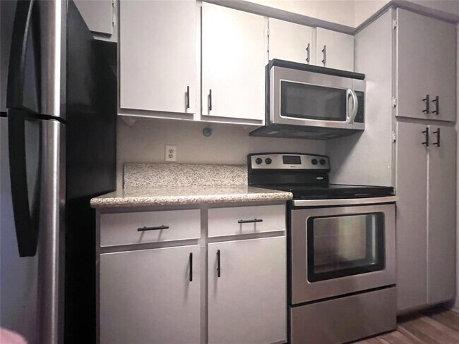 Building Photo - 5652 Birchmont Dr