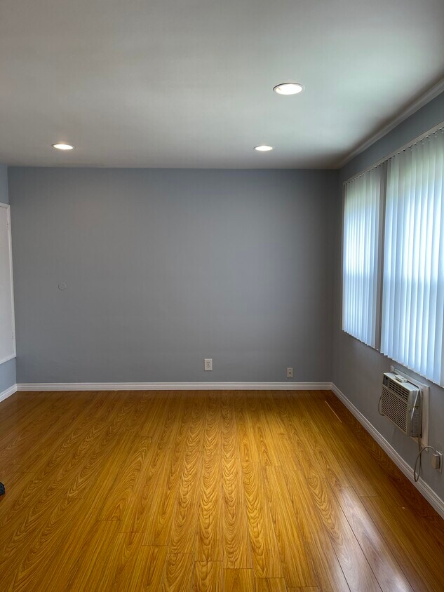 Living Room /bedroom - 5635 Auckland Ave