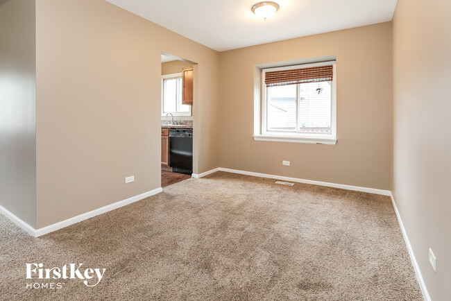 Building Photo - 1405 Middlebury Dr