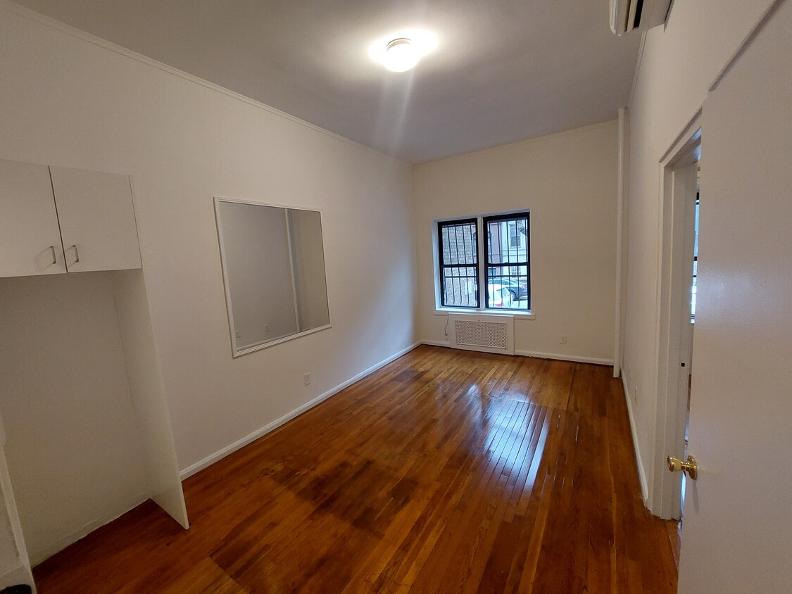 Foto principal - 156 W 95th St