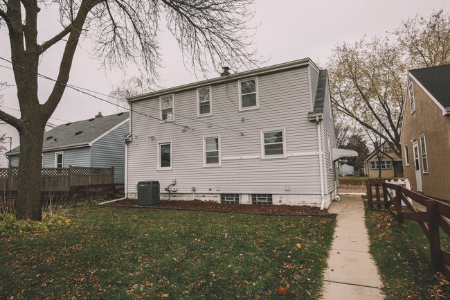 Building Photo - 3 Bed | 3 Bath Home in Desired Location - ...