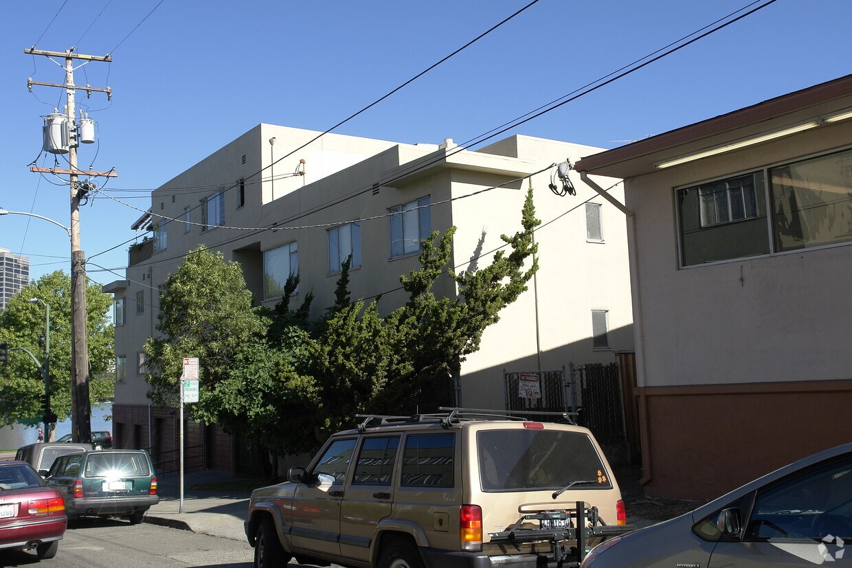 Building Photo - 2204 Lakeshore Ave