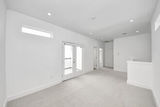 Building Photo - 5823 Dolores St