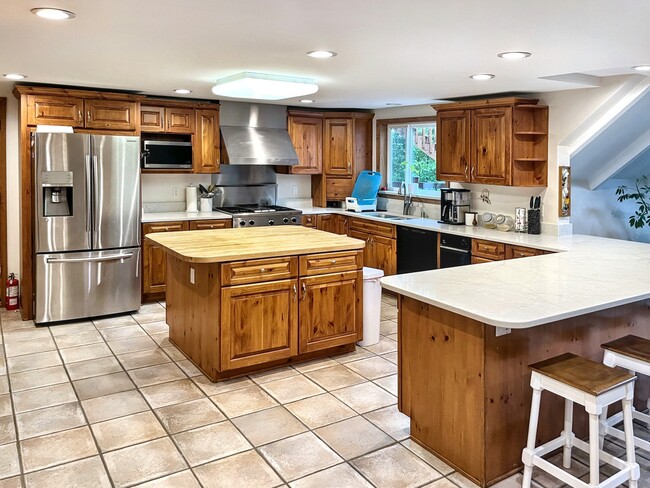 Building Photo - 22454 Hilltop Cir
