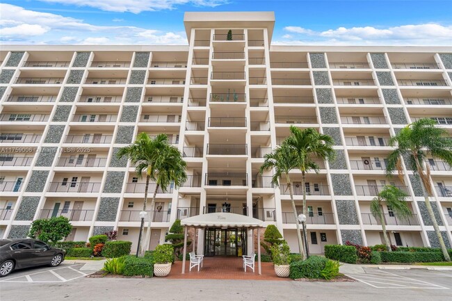 Building Photo - 3100 N Palm Aire Dr