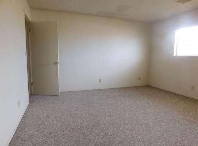 Building Photo - 616 W Graaf Ave
