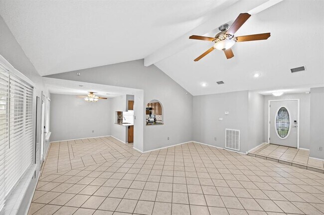 Building Photo - 16910 Glen Eagle Dr N