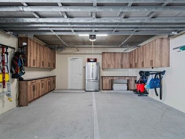 Building Photo - 4 Bedroom Beach Front Condo in Indian Shores
