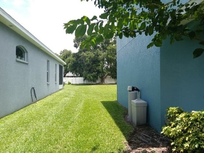 Building Photo - Spacious 4-Bedroom 2 Bathroom Apartment fo...