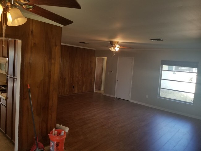 Building Photo - 1545 Sunset Cir