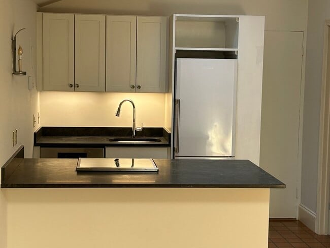 Building Photo - 31 Branch St