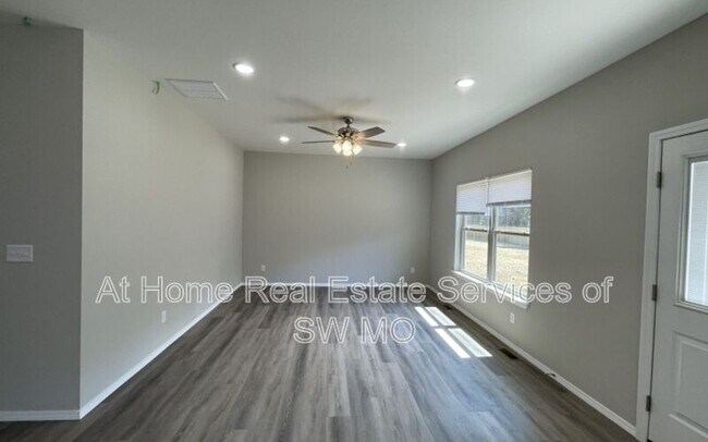 Building Photo - 412 E Rosalie St