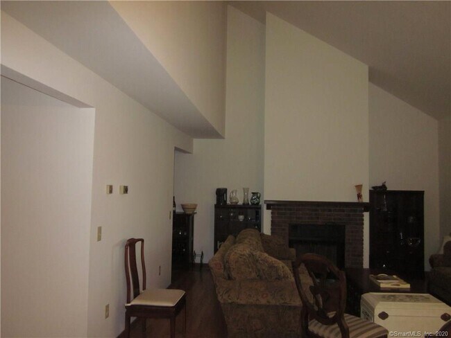 Foto del edificio - 690 Forest Rd