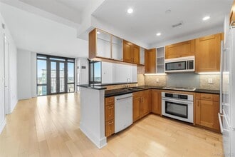 Building Photo - 175 Huguenot St