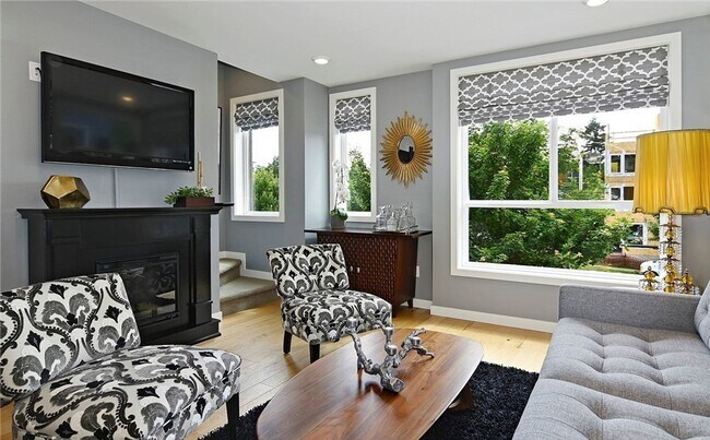 Building Photo - LUXURY WEST SEATTLE TOWNHOME FOR RENT; AVA...
