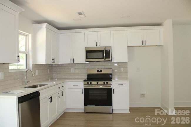 Foto del edificio - 562 W Park Ave