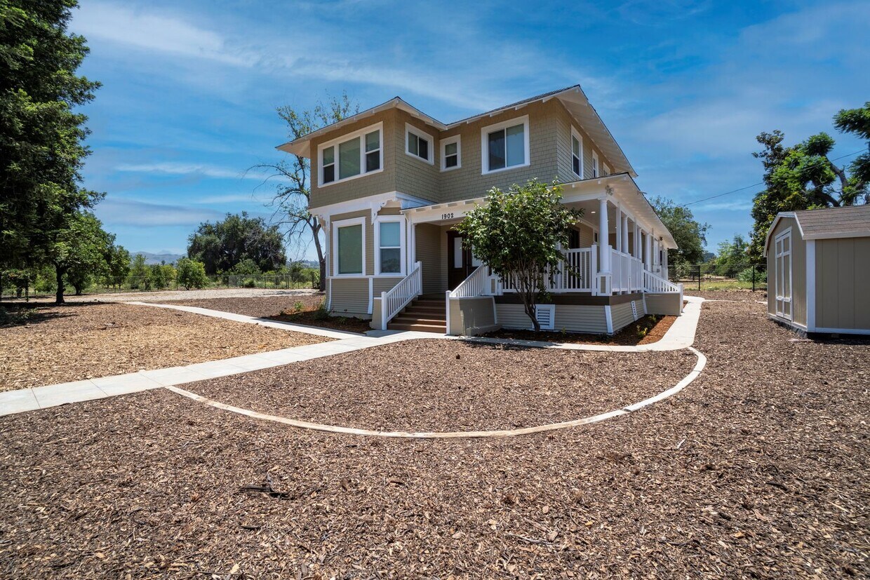 Primary Photo - Beautiful Two-Story 4-Bedroom Historic Hom...
