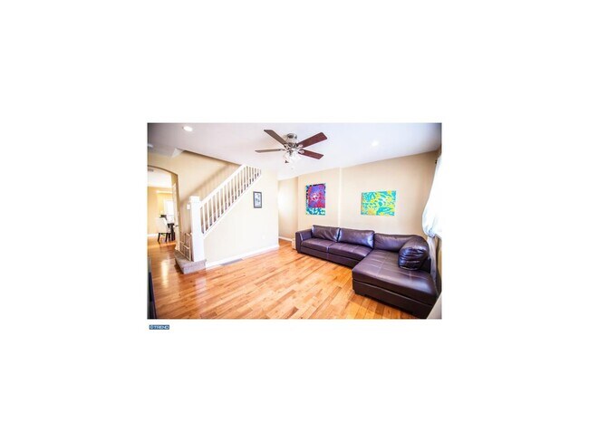 Sala de estar - 703 E Hector St
