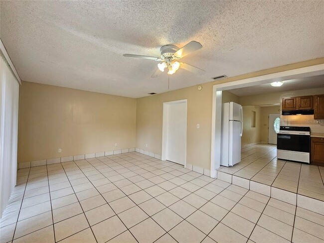 Building Photo - 2235 Lakeview St