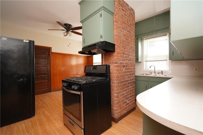 Building Photo - 23 Huxley Ave